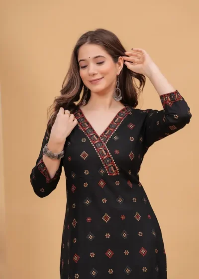 Women Floral Print Viscose Rayon Straight Kurta  (Black)